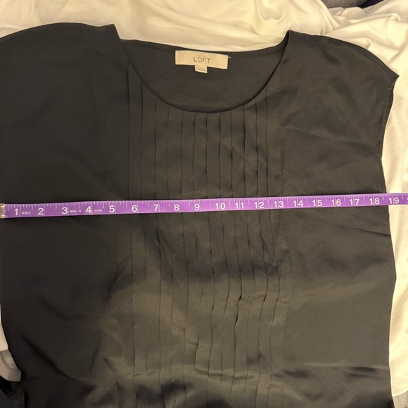 EUC Ann Taylor Loft Pleated Front Cap-sleeve Top - Picture 4 of 4